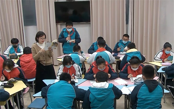 龚延吉老师执教《铁路少年》人物赏析课瞬间.png