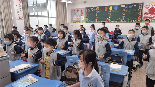 2.学生表演歌曲Spring is here.jpg