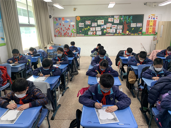学生们开始比赛.jpg