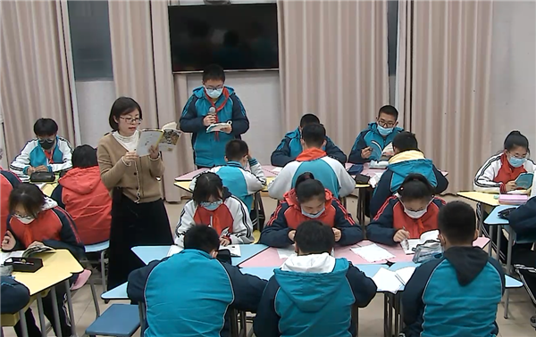 龚延吉老师执教《铁路少年》人物赏析课瞬间.png