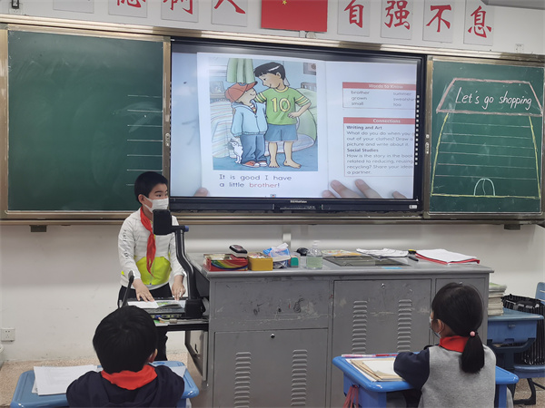1.学生展示绘本My clothes are too small.jpg