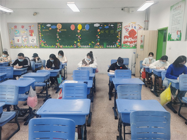 图3 老师们认真聆听会议内容.jpg