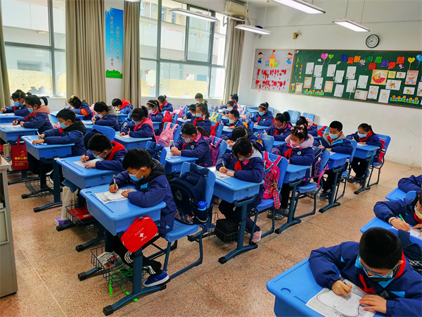 学生认真书写.jpg
