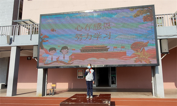 图2 贾紫涵同学发表国旗下讲话_副本.jpg