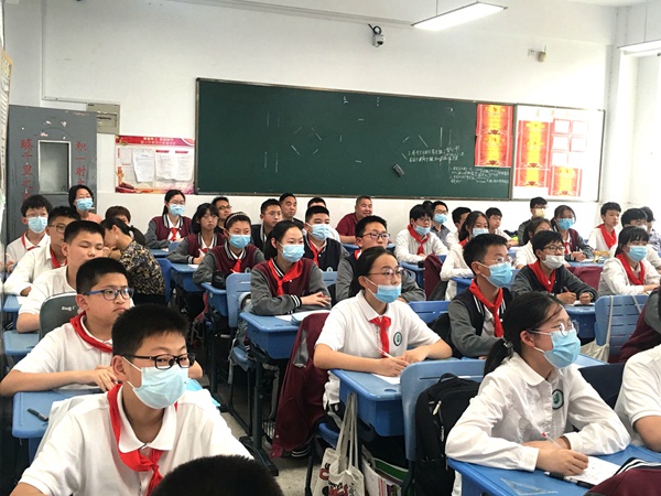 学生听课.jpg