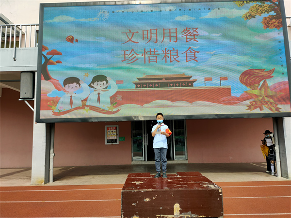 图3 红领巾监督员顾程予同学宣布常规优胜班级.jpg