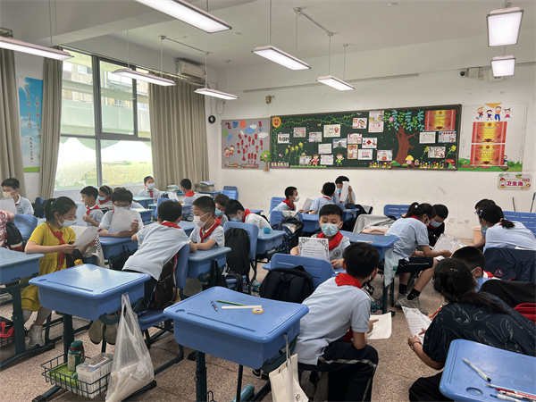 学生小组合作讨论.jpg