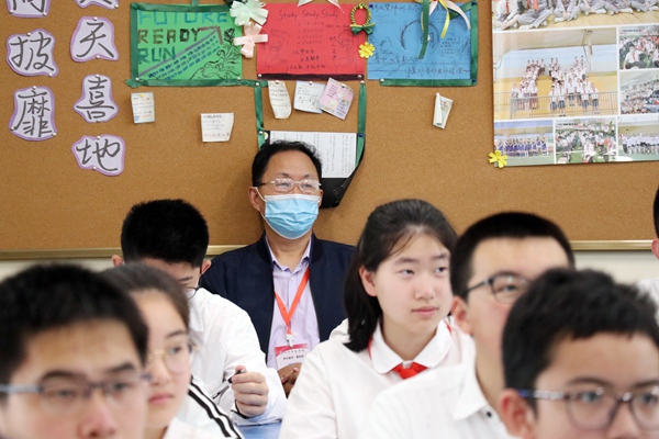 潘国俊督学听课.JPG