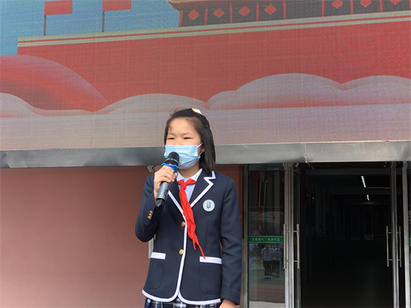 图1 李一涵同学主持本次升旗仪式.jpg
