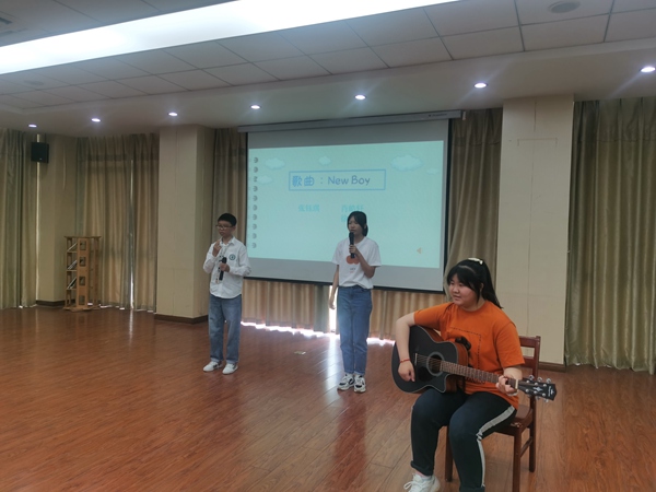 肖皓轩、徐佳瑶、张钰琪表演《New Boy 》.jpg