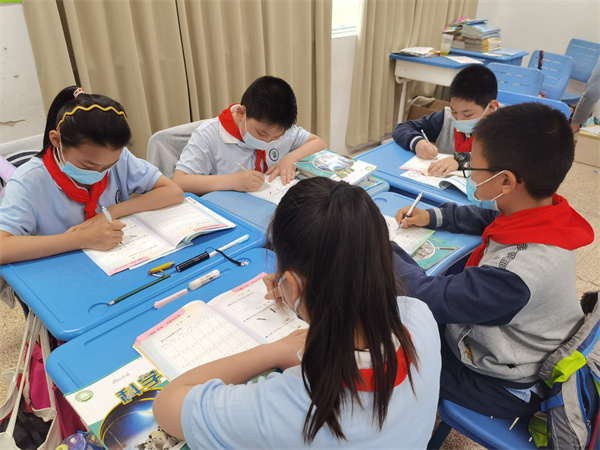 学生在完成作业单.jpg