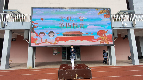 图2 单文同学发表国旗下讲话.jpg