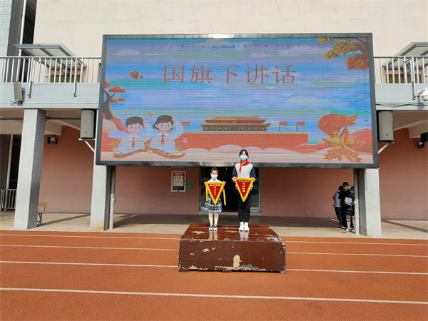 图4 一年级和六年级学生代表上台领奖.jpg