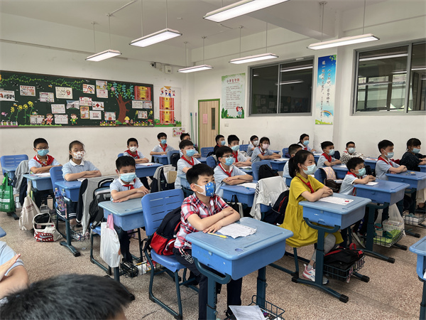 学生认真听课.jpg