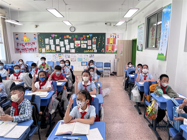 学生积极举手.jpg
