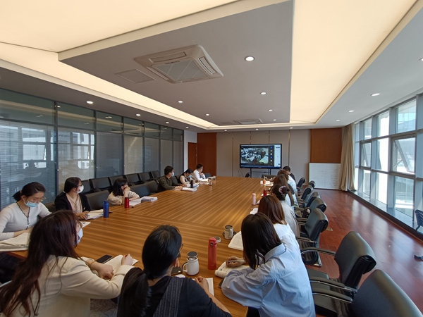 1-2九龙湖校区老师认真观摩.jpg