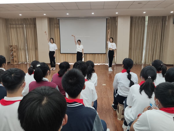 袁艺欣、杜梦璐、吴恬婧的舞蹈《Forever Young 》.jpg