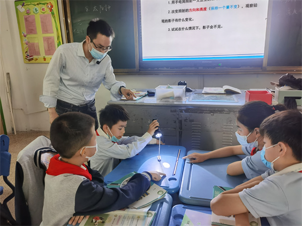 陆老师指导小组实验.jpg