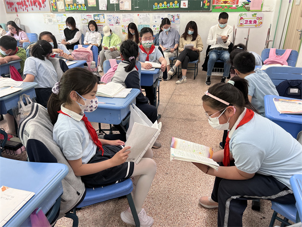 学生自由讨论.jpg