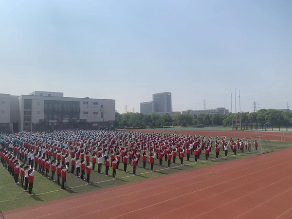 庄严的升旗仪式.jpg