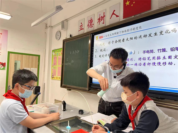 陆老师示范并演示实验.jpg