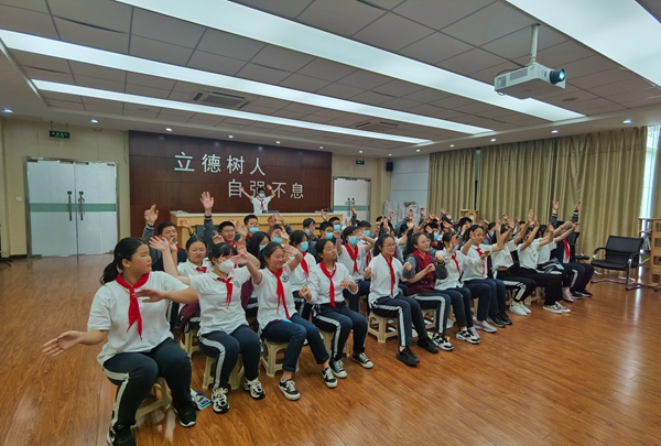 同学们在观看演出.jpg