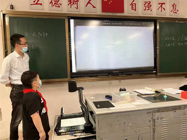 学生利用实物投影进行展示.jpg