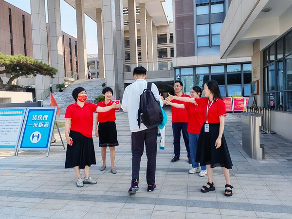 管委会迎接学生1.jpg