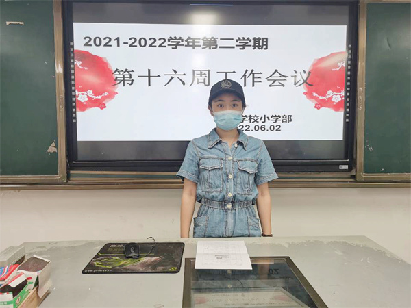 李老师总结“六一”游园会活动.jpg