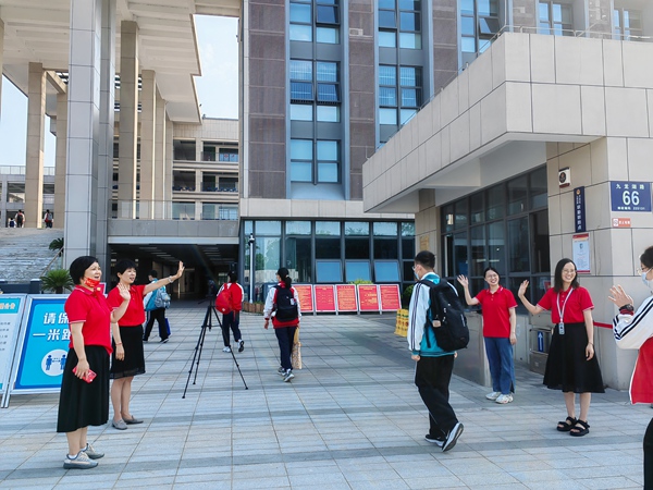 管委会迎接学生3.jpg