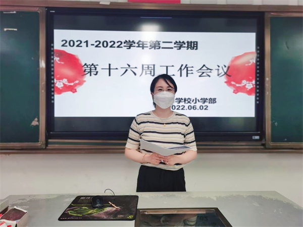孔老师进行读书分享.jpg