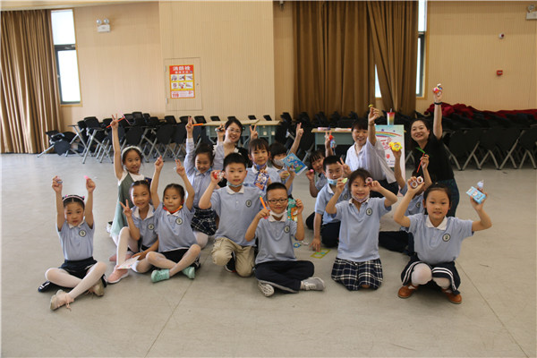15 同学们拿到了奖品很开心.jpg