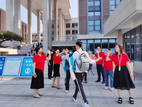 管委会迎接学生2.jpg