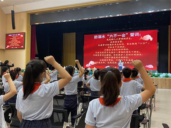13 同学们作防溺水“六不一会”宣誓.jpg