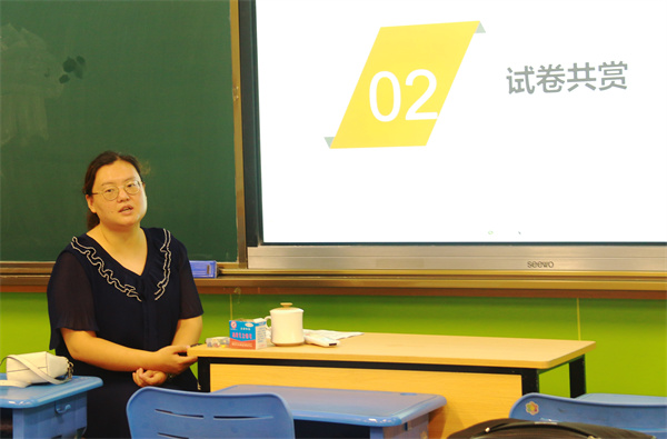 葛珊珊老师做讲座.jpg