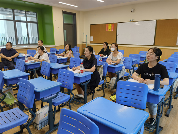 全体高中化学教师认真聆听葛老师讲座(1).jpg