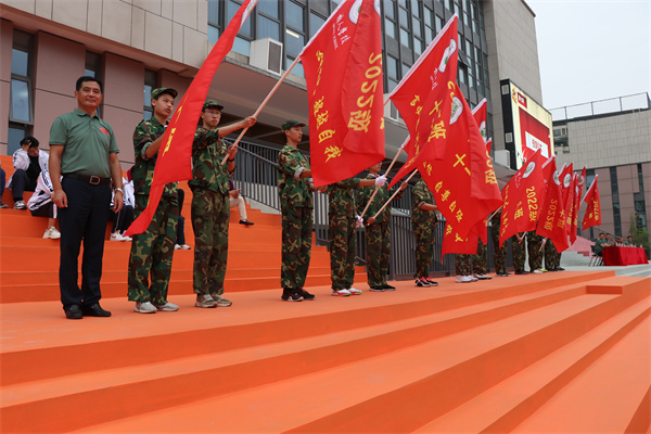 朱云峰副校长授旗.jpg