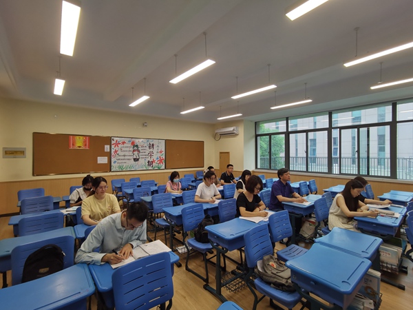 生物组教师参加校本培训现场.jpg