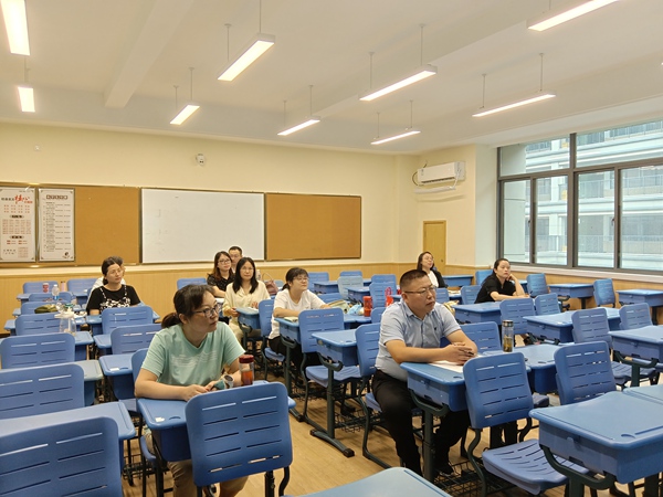 教师听讲座.jpg