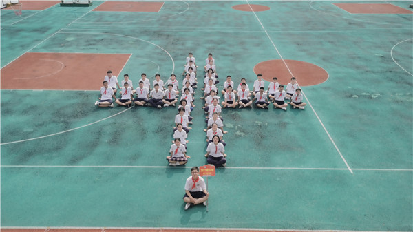 校园合影3.jpg