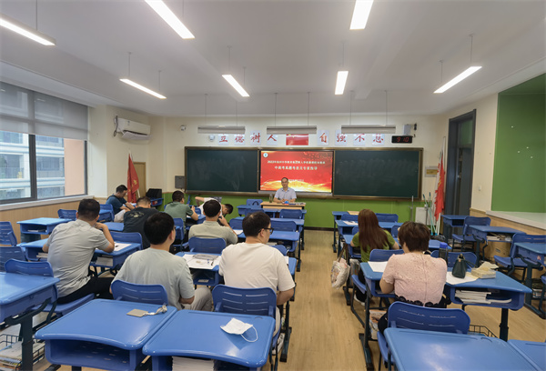 物理组老师听报告.jpg