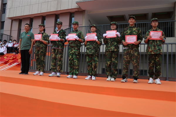 赵平副校长颁奖“优秀营员”.jpg