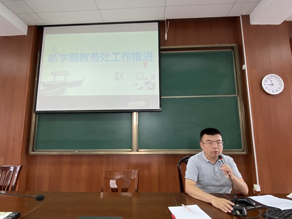 教务处副主任赵焱布置工作.jpg