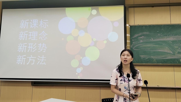 教研组长王芳老师主持活动.jpg