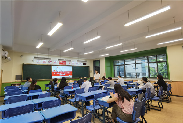 历史组教研会场.jpg