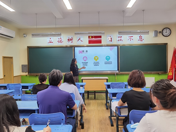 张洁组长进行校内指导.jpg