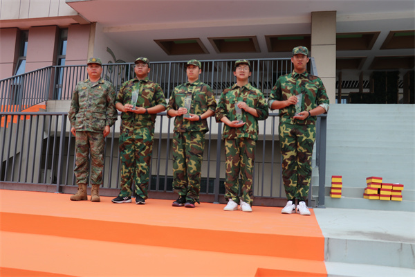 开发区人武部赵小秋部长颁发“纪律作风先进班集体”.jpg