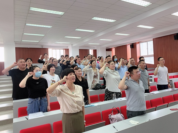 全体教师激昂宣誓.jpg