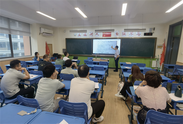 物理组老师认真听讲.jpg