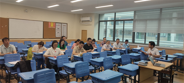 戚有建主任与教师交流指导.jpg